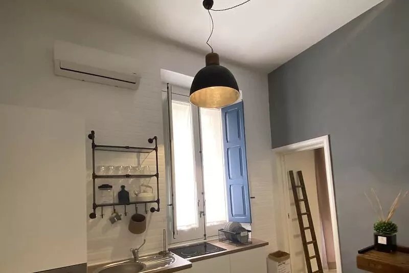 Delizioso appartamento minimal con bancone da falegname per colazioni super!