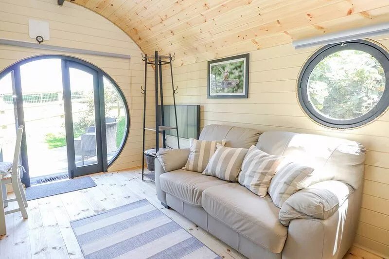 APPLE POD, pet friendly, with a garden in Arundel, West Sussex