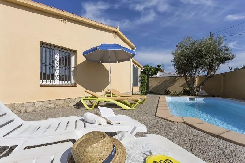 Ref. GLADIOL: Pool villa at only 300 meters to the beach.