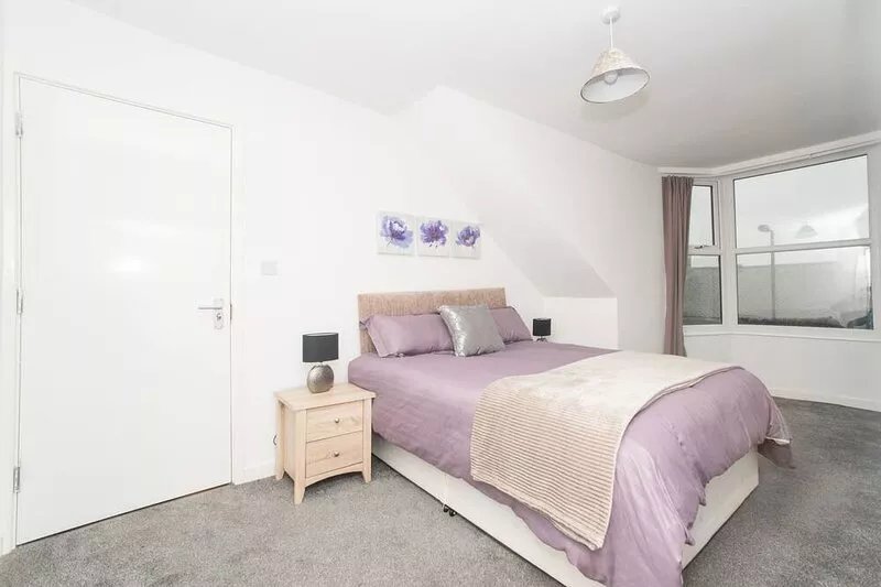 Modern 4 Bed Apartment Close to City Centre & Hospital