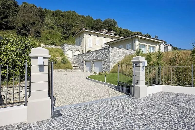 Detached and exclusive 8½-room luxury villa with pool and dream lake view