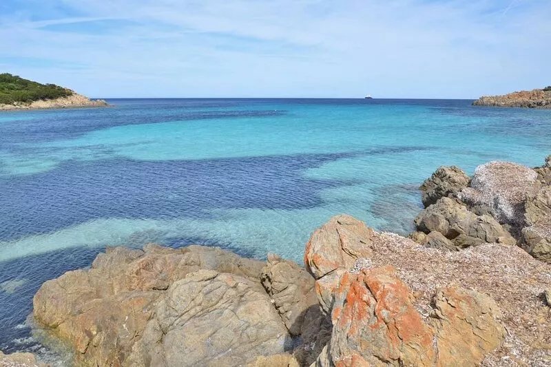 Only a few steps away from the beach, sea view, private garden, parking, wifi