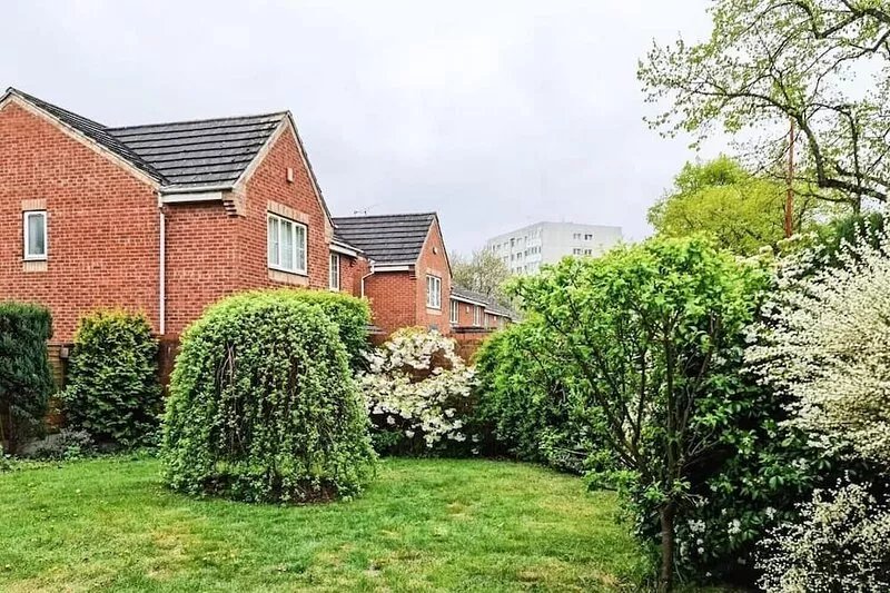 Spacious 6 Bedroom House Near City Centre