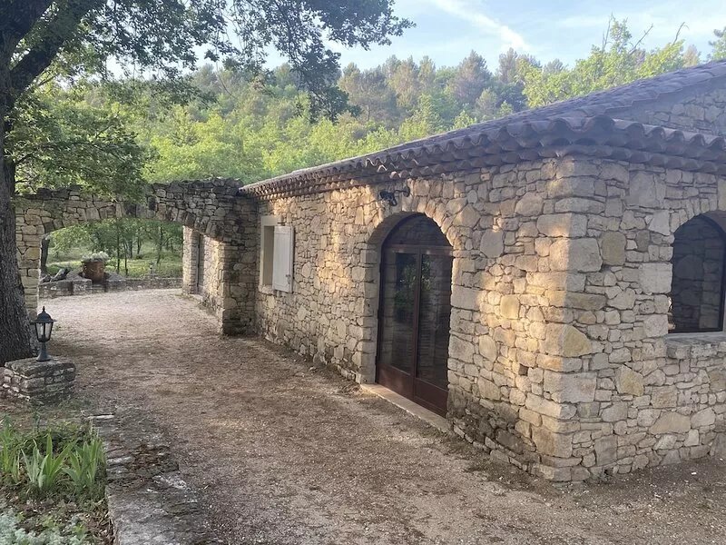 Small Provencal farmhouse with p terrace and close to tourist attractions