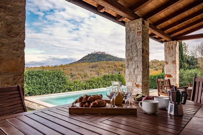 Spacious villa with 10x5m pool, aircon.  Rural retreat,  stunning views.