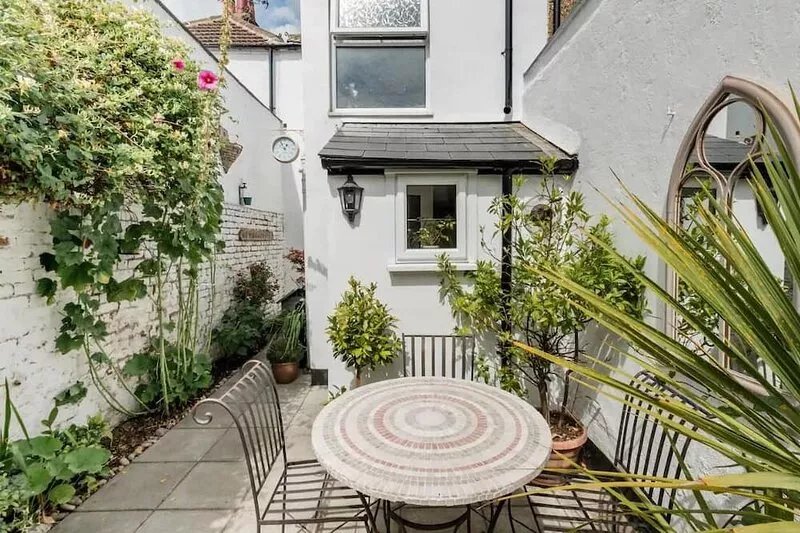 Bijou Cottage (Close to beach, train station & town)