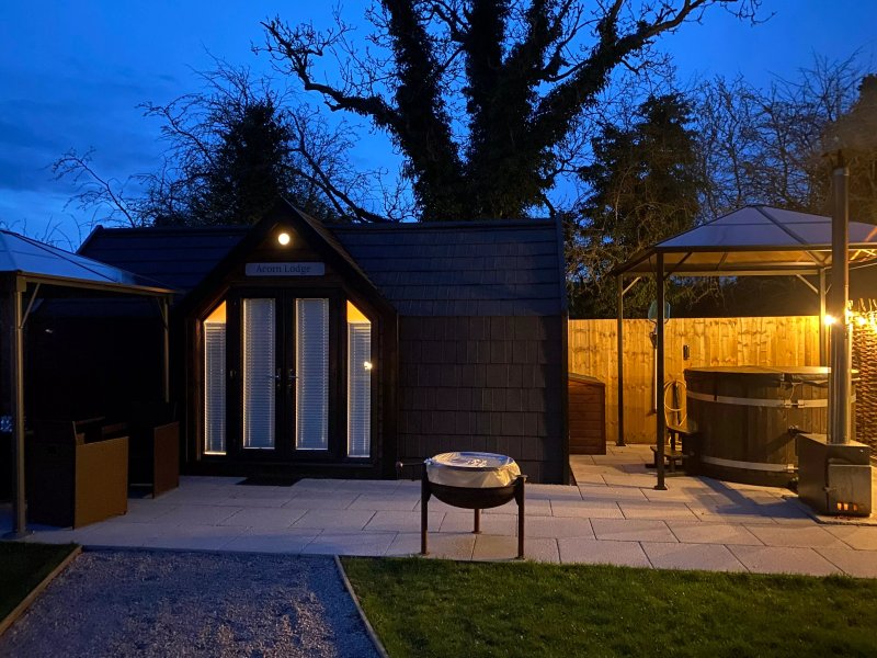 ACORN LODGE AT BRIDGE LAKE FARM & FISHERY, romantic in Chacombe
