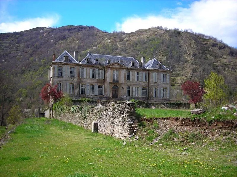Unique Ski/Mountain Apartment In Grounds Of 18th Century Chateau with new pool