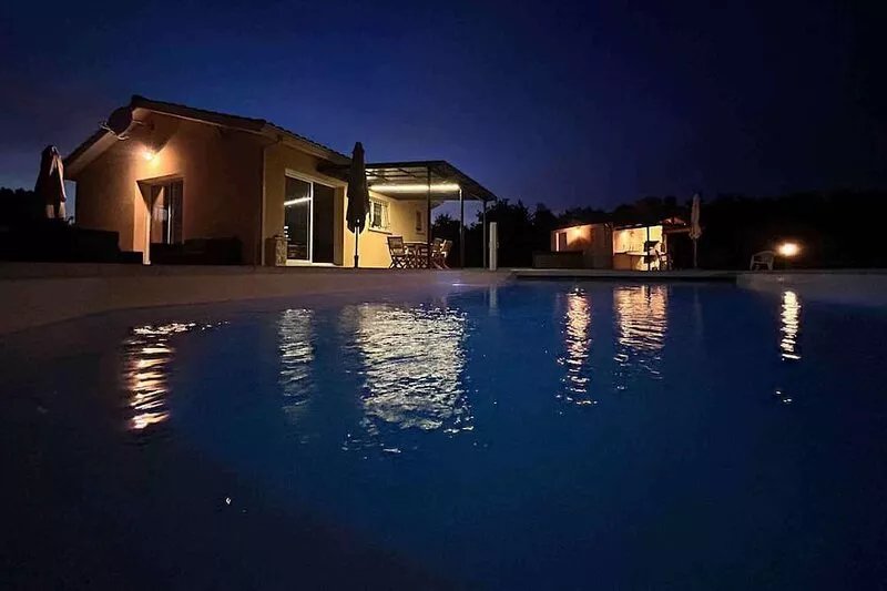 Near Soulac/mer. House with 3 bedrooms, sleeps 6, heated pool, 2500m of land.