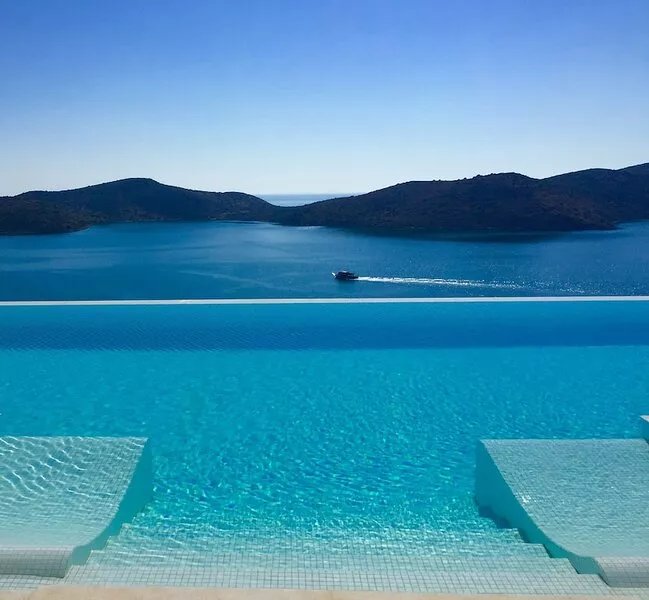EXCEPTIONAL VILLA FACING THE SEA: VILLA EMOTION