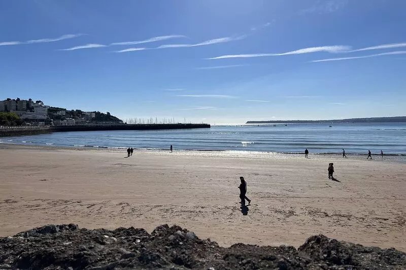 Luxury 2 bed apartment a few minutes walk from beach, harbour and town!