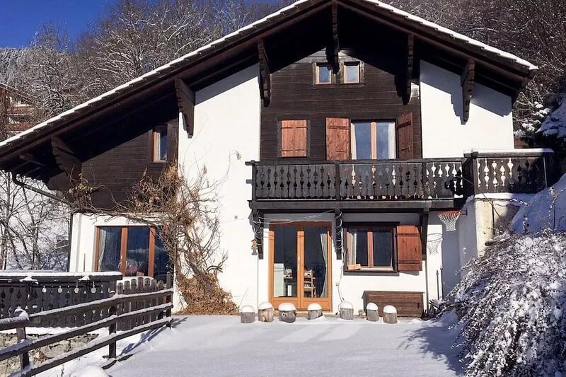 Family chalet with, terrace, garden and superb view, at the entrance to Villars