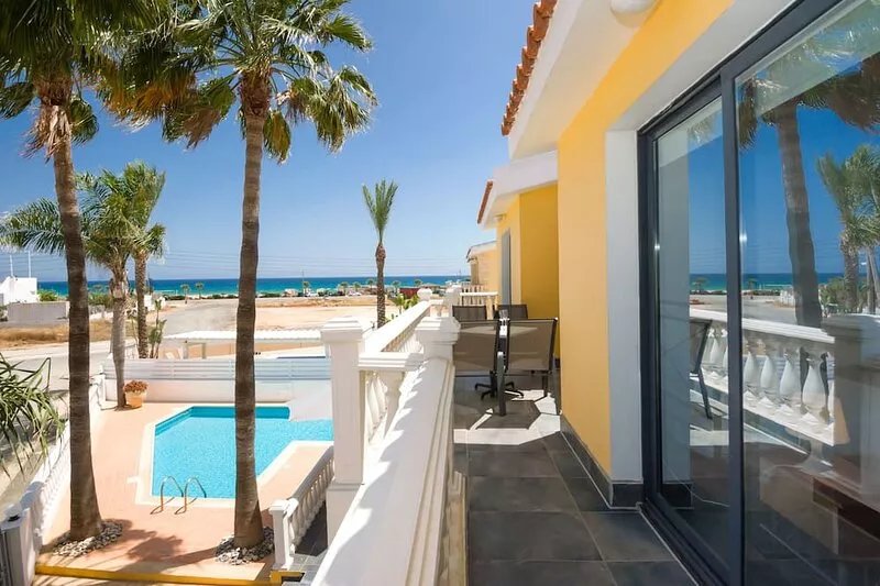 Luxury 4 bedroom beach side detached villa, private swimming pool, Ayia thekla