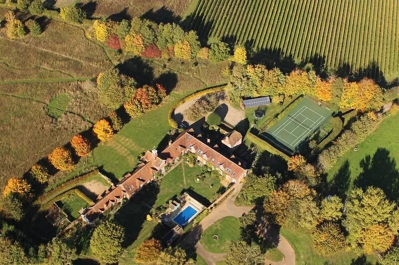Country house near Canterbury, shared use of tennis court & pool, dog friendly.