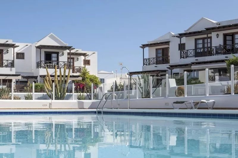 Superb, very comfortable renovated house with sea view next to the ocean and