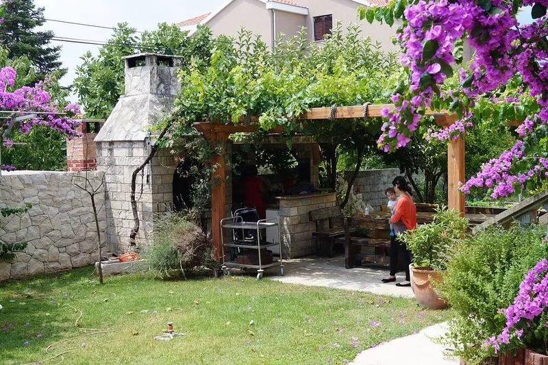 300m to the beach, quiet, large garden
