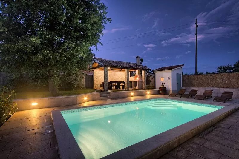 Family house with pool in a quiet environment for a relaxing holiday