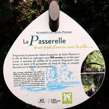 La Passerelle Et Les Sentiers De Sainte-Pezenne
