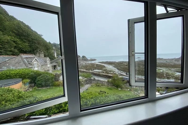 Beach House directly on the Sea frontDEEP STEAM CLEANED AND SANITISED