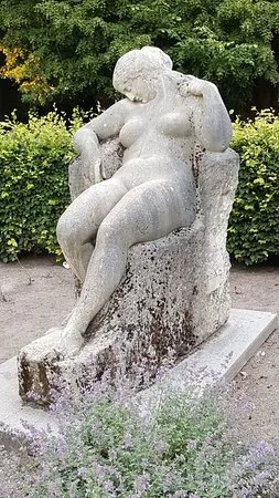 Skulptur "Die Schlummernde"