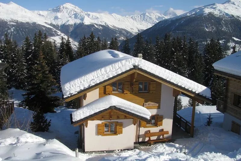 Luxurious, detached chalet with Hot Tub + Sauna - in the 4 Valleys ski area