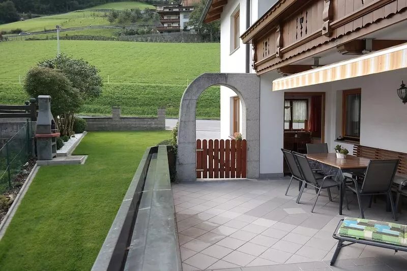 Moderne Ferienwohnung mit Terrasse und Trockenraum Schibusanbindung in Haus-nähe