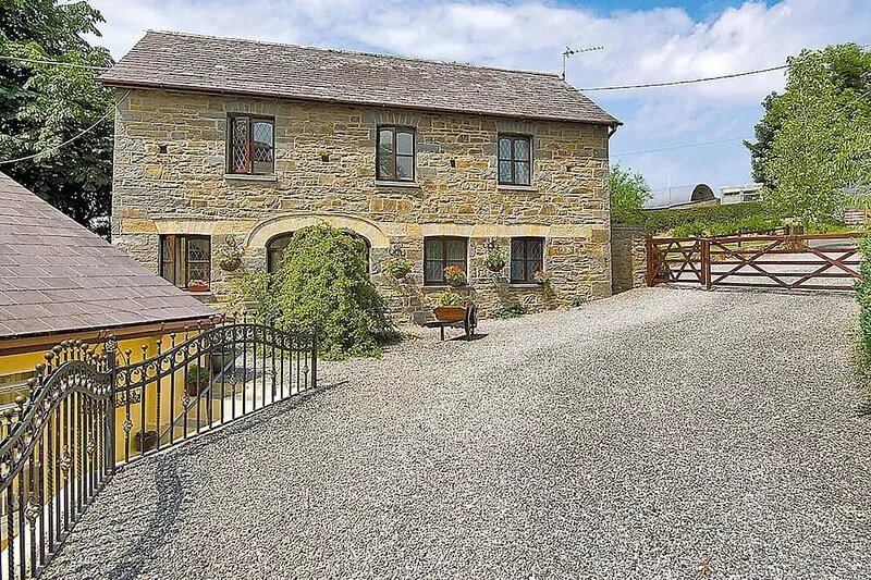 With the coast within easy reach by car and on foot, enjoy a lovely holiday