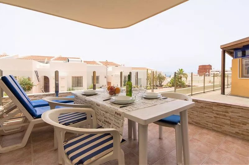 2 Bed Hotel Apt, Sleeps 4/6, Costa Adeje, 5 minutes walk to Beach, Shops & Bars