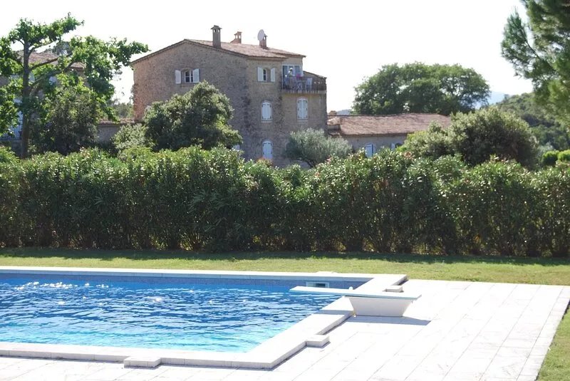 Everything you want for a relaxing holiday in beautiful gardens amidst vineyards