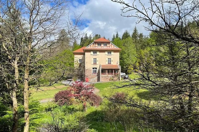Large house of 650m2 in lush greenery surrounded by forests and lakes