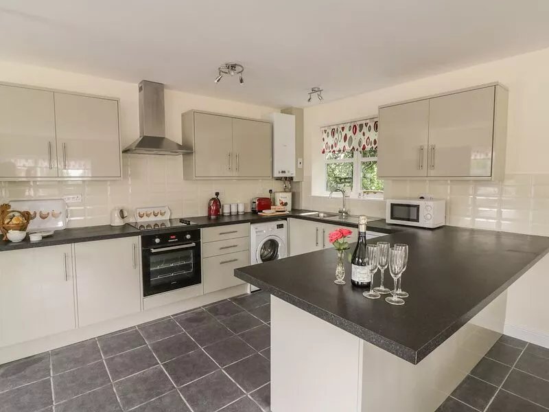 THE HEN HOUSE, pet friendly, with a garden in Bromyard