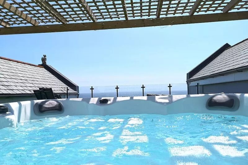 Cormorant - Beachside House with Terrace Hot Tub & Stunning Views