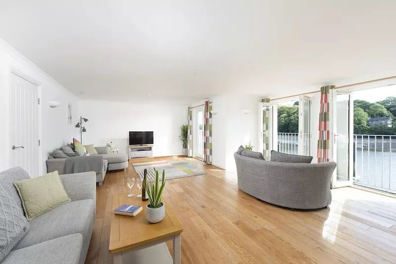 This holiday home is situated right on the water’s edge within the Malpas Marina