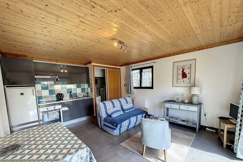 Maison en Bois de Plein Pied, au Calme Avec Jardin Fleuri Privatif de 300 m2