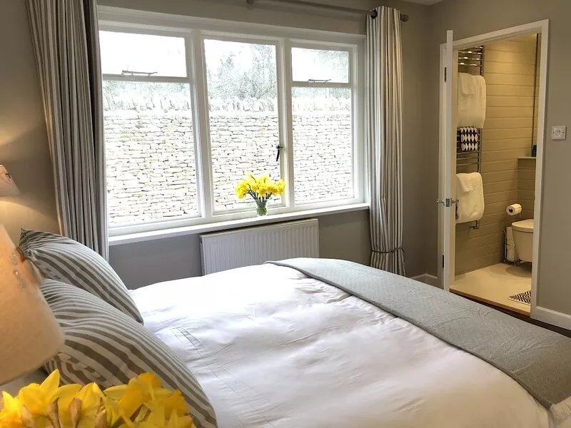 Rest, ramble, relax for a secluded weekend or holiday in chic Cotswold cottage.