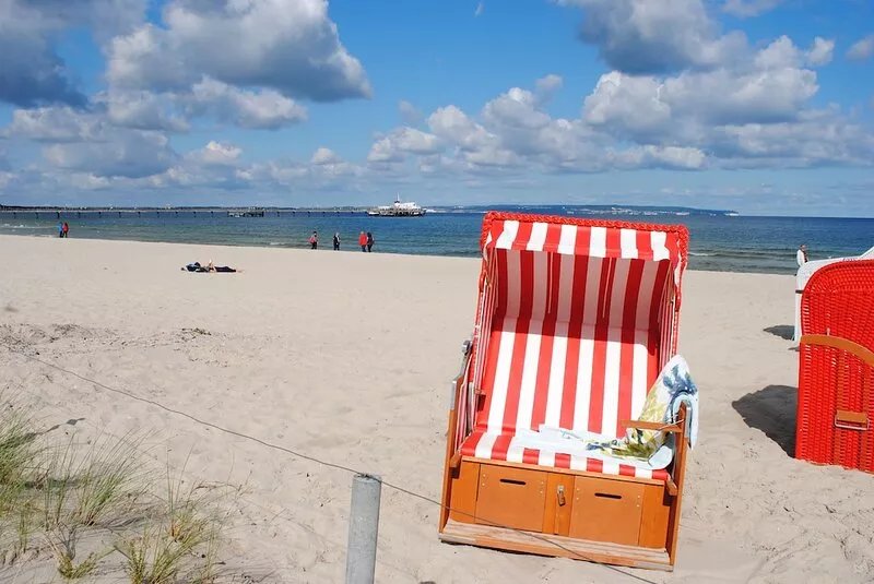 bright penthouse with 3 sun terraces, private beach chair on the beach