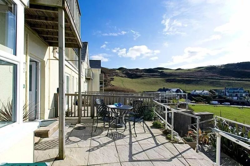 2 bed dog friendly apartment close to Combesgate Beach with outside space and