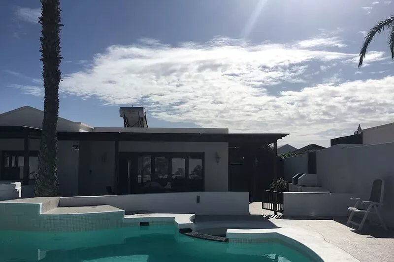 Los Calamares, central Playa Blanca. Luxury Villa; Private Pool, Air-Con; Wifi