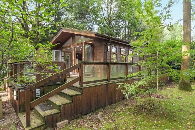 Outstanding luxury lodge with two king-size bedrooms including one en suite and
