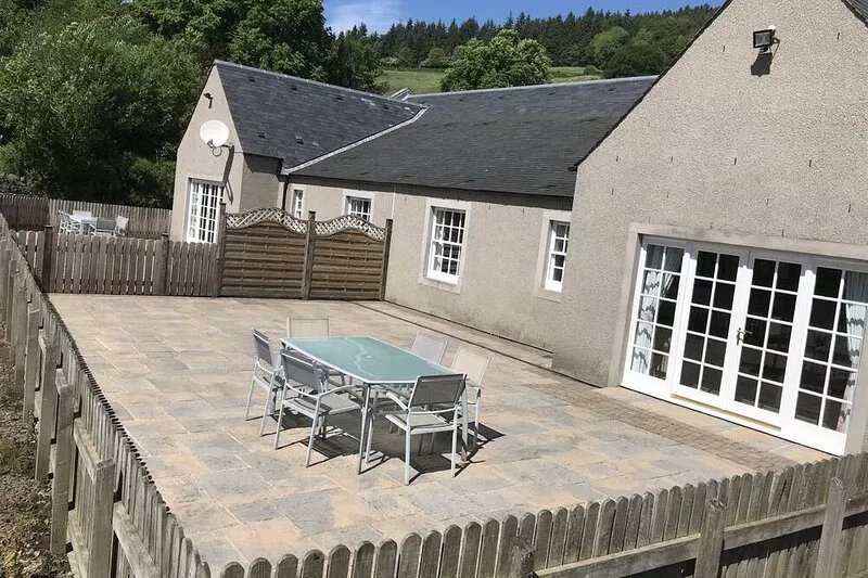 4 star accommodation offering a rural retreat 2 miles from Perth. Pets Welcome