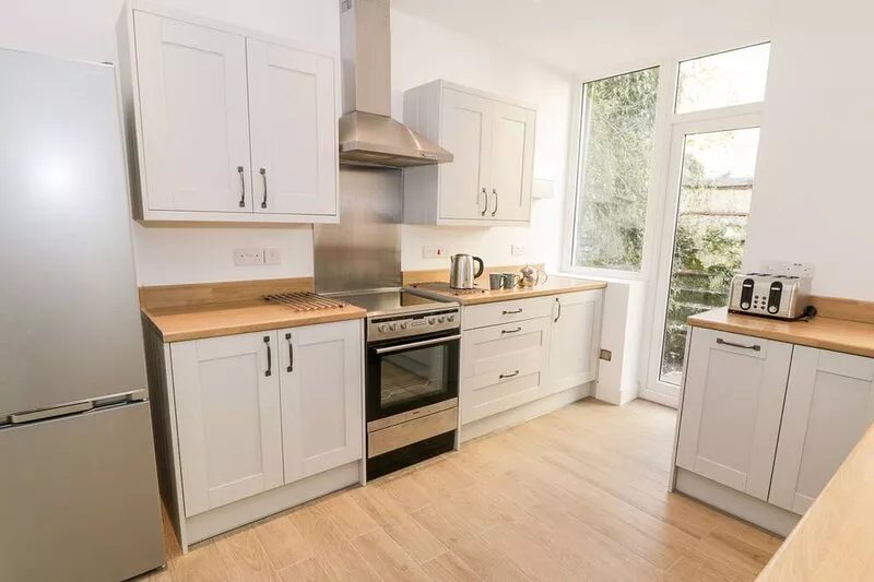 GWYNFRYN, family friendly, character holiday cottage in Trefriw