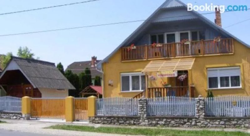 Napfeny Guesthouse and Apartment