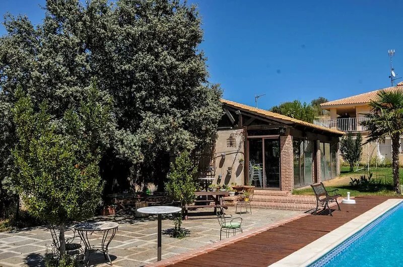 SPACIOUS CHALET WITH POOL, COMFORTABLE AND COMFORTABLE ONLY 2 KM. FROM TOLEDO