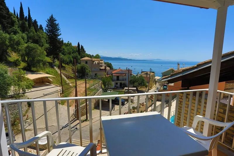 Alexandra, Renovated, for 4, near Kaminaki beach, A/C, WiFi
