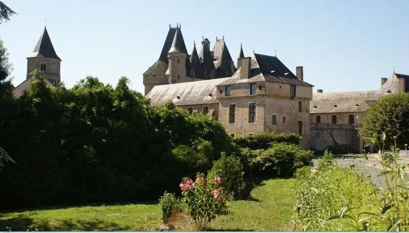 Périgord-Limousin, beautiful village house in a garden at the foot of the castle