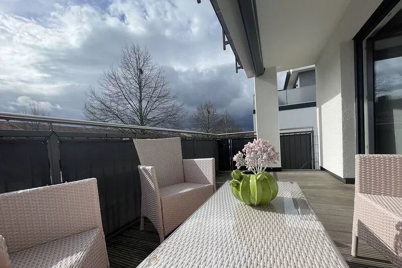 Modern and centrally located holiday apartment with a large balcony.
