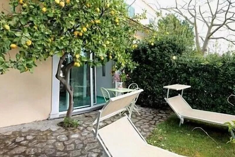 Casa Ilnira C: A spacious apartment in a quiet position, located on a hillside