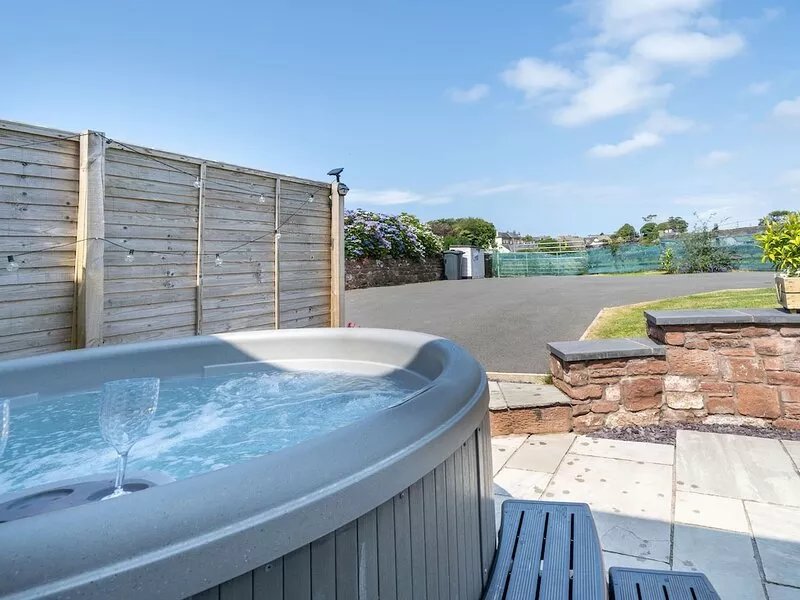 CONEY GARTH COTTAGE, with hot tub in Beckermet