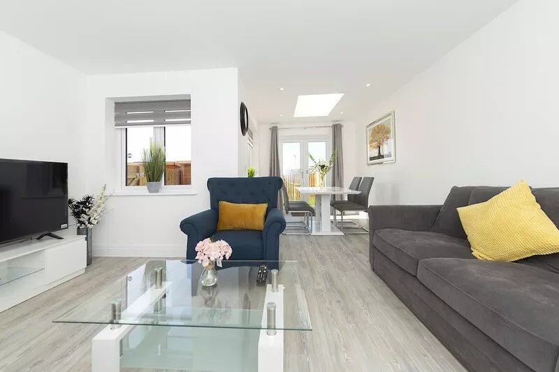3 bedroom Modern Home - walking distance to shopping mall and Train Station