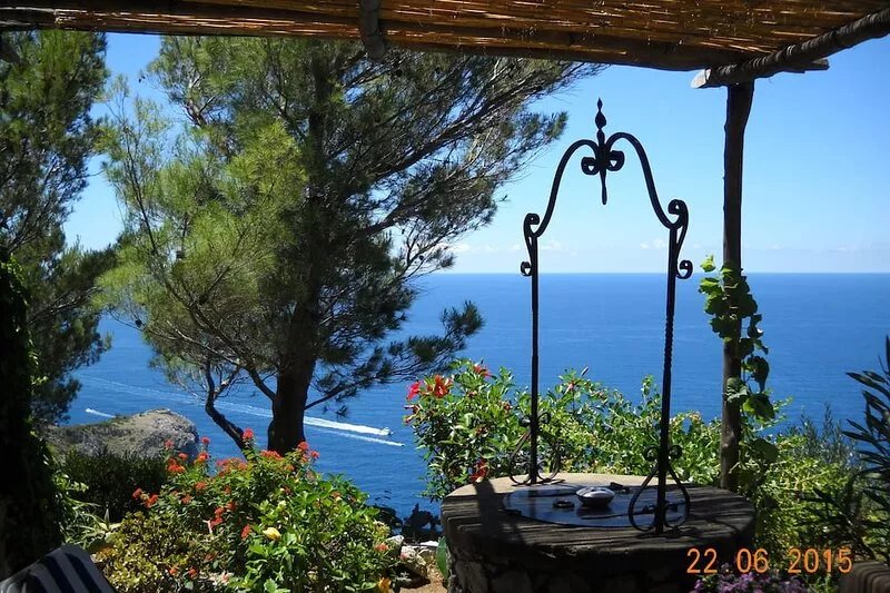 Cottage with swimming pool and spectacular sea views on Capri Island